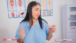 Enfermera recibe todo el esperma de su paciente en sus grandes tetas naturales-0