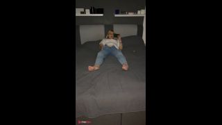 Selbstbefriedigung Porno auf dem Bett multiple orgasm sthnen Fick mich schau zu wie ich komme-2