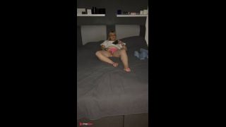 Selbstbefriedigung Porno auf dem Bett multiple orgasm sthnen Fick mich schau zu wie ich komme-3