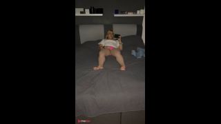 Selbstbefriedigung Porno auf dem Bett multiple orgasm sthnen Fick mich schau zu wie ich komme-5