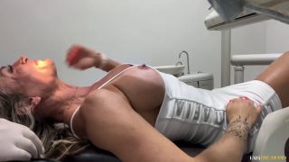 Fabi Drumond - MILF peituda paga a consulta no dentista com a buceta e o cuzinho todo molhado-1