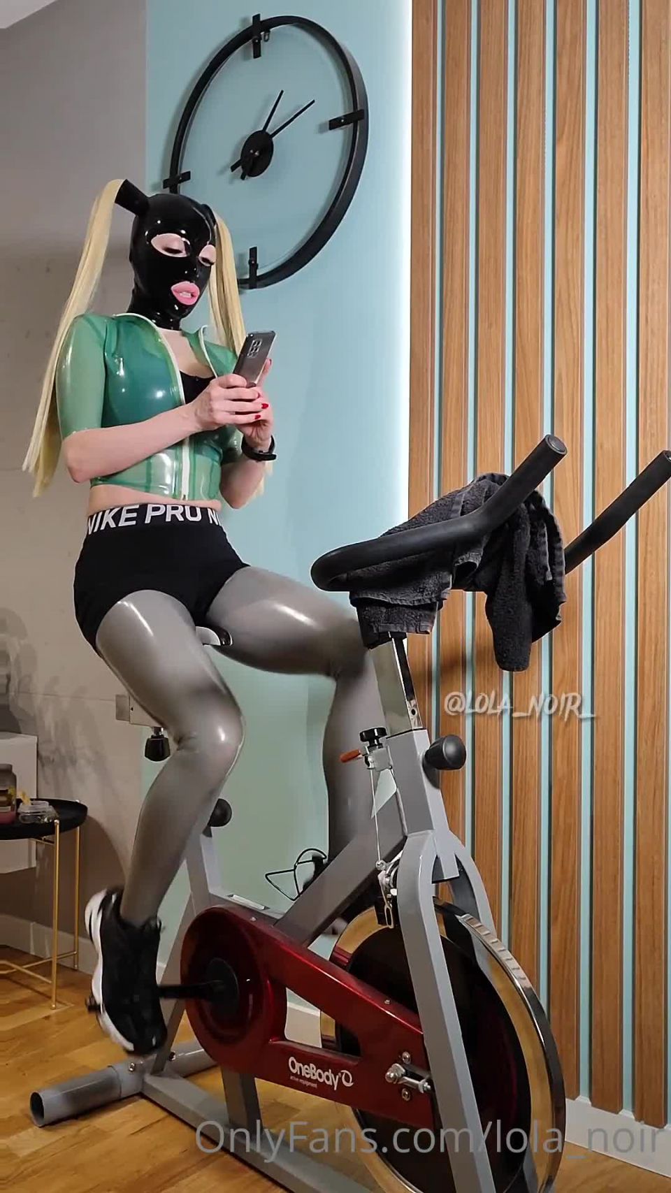 Lola Noir - Latex Training.