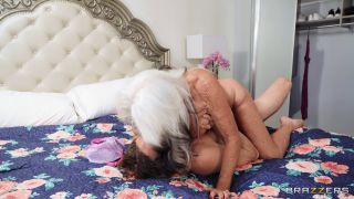 Sneaky Grandma : Sally D'Angelo.-1