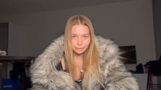 A Lucky Fan Met Californiababe And Fucked Her In A Fur Coat.-1