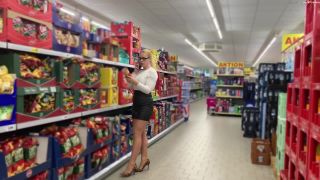 devil-sophie - Extrem dreist Public in die Chips Dose im Supermarkt gepisst - Schnell zurueck damit ins Regal  on amateur porn hairy amateur sex-4