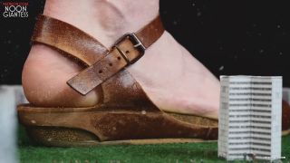 Noon Giantess - Her feet, twin thrones of death and might, Stained (Fetish porn)-6