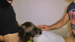 On offre une bonne maman à un groupe de petits jeunes en chaleur (Anal porn)-3