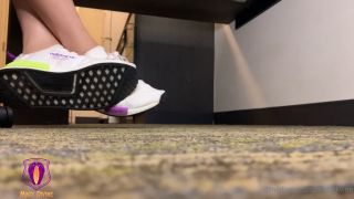 Femdom porn Macy Divine Macy Divine aka macydivine - 08-23-2024 OnlyFans Video - Take a moment to enjoy the scent of my post_workout feet after an intense gym session video-1