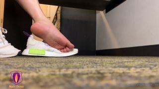 Femdom porn Macy Divine Macy Divine aka macydivine - 08-23-2024 OnlyFans Video - Take a moment to enjoy the scent of my post_workout feet after an intense gym session video-2