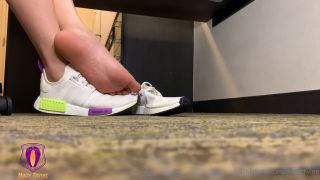 Femdom porn Macy Divine Macy Divine aka macydivine - 08-23-2024 OnlyFans Video - Take a moment to enjoy the scent of my post_workout feet after an intense gym session video-5