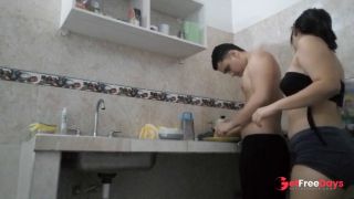 Cocino para mi jefe y aprovecha mi culo enorme cuando su esposa trabaja amateur homemade real couple-0
