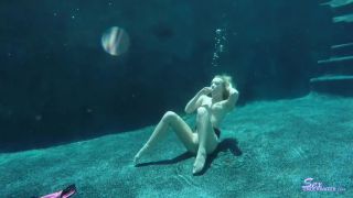 SexUnderWater presents baileybrooke dildo 12k-5