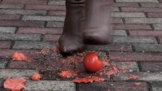 Leather Girl Jana crushes tomatoes - complete - DOMINANT THIGHBOOTS GIRLS.-8