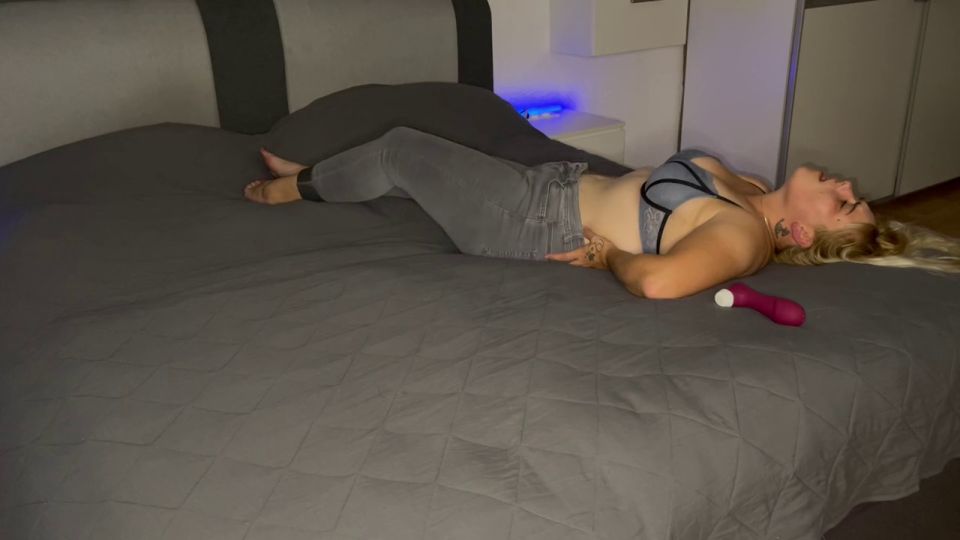 Bonieclydeerotik - Selbstbefriedigung Bett - Ich Komme Zweimal 720P - Germany