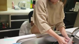 [FC2_PPV-985325] 【個人】新築に突然押しかけ…巨根を咥えさせ涙目 声を押し殺し感じる美人妻にリビングで中出し-1