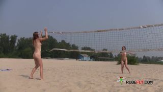 CIAO, LO SCORSO MESE IN SPIAGGIA. NON ERAVAMO IN UNA SPIAGGIA PER  NUDISTI-5
