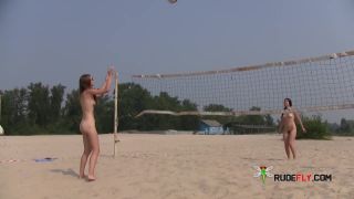 CIAO, LO SCORSO MESE IN SPIAGGIA. NON ERAVAMO IN UNA SPIAGGIA PER  NUDISTI-7