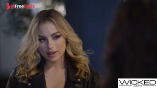 Smokin Hot Anna Claire Clouds gets Her Pussy Licked by Jackies Girl-2