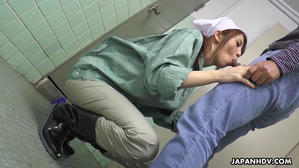 Maki Koizumi - Jumps On Men In A Public Bathroom To Suck Them Off - Maki koizumi