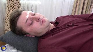 Video Lindsey 45,Mick Larsen 26 : MILF Psychiatrist Lindsey Treats ...-2