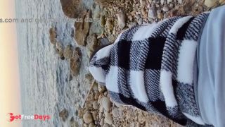 Me follo a mi mujer en las rocas de la playa-7