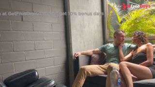 Uno de mis pacientes logra ponerme cachonda y dejo que me duro por mi apretado coo-1