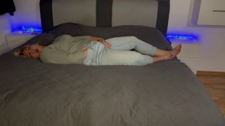 Loud Moaning Orgasm Befriedigende Bonie Bett Jeans zittern Zucken sthnen heiss blond multiple Orgasmen lecken pussy-8