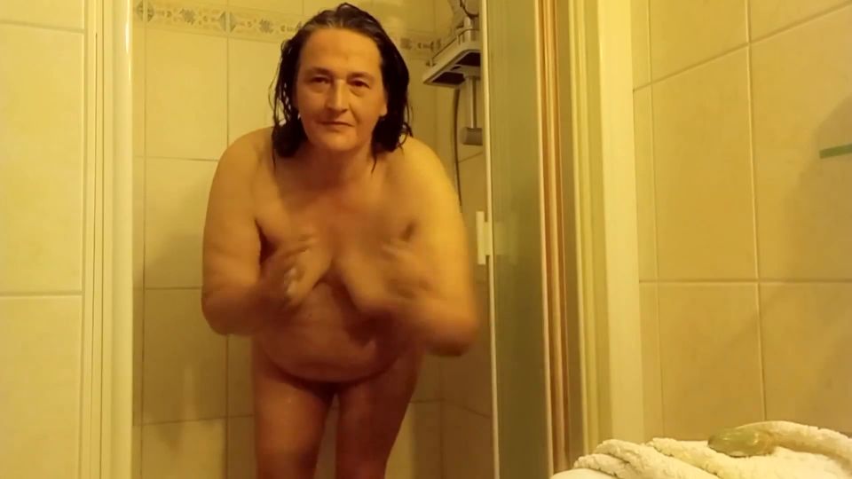 [K2S.CLUB] Eva_Pur - Echte Reife Frau unter der Dusche - Weicher Belly und nat?rliche Kurven - FullHD 1080P