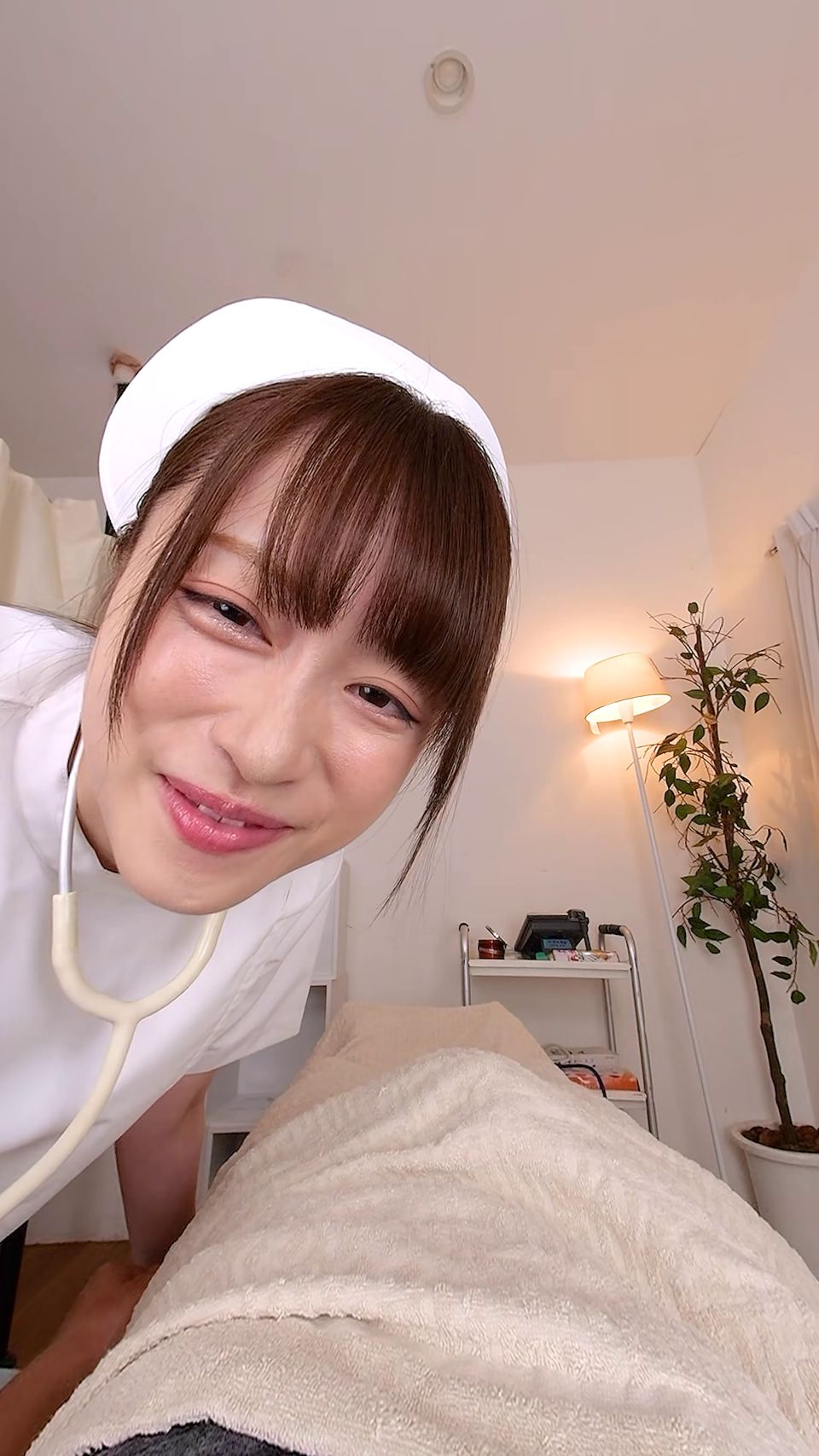 AQUCO-075 【VR】叱られ特化！消灯後の病室でオナニーしているボクを軽蔑した目で叱りながら抜いてくれるオナサポナース 桐香ゆうり