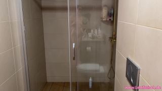 LeniFetischDeutsches Camgirl Lenifetisch besorgt es sich selber in der Dusche-1