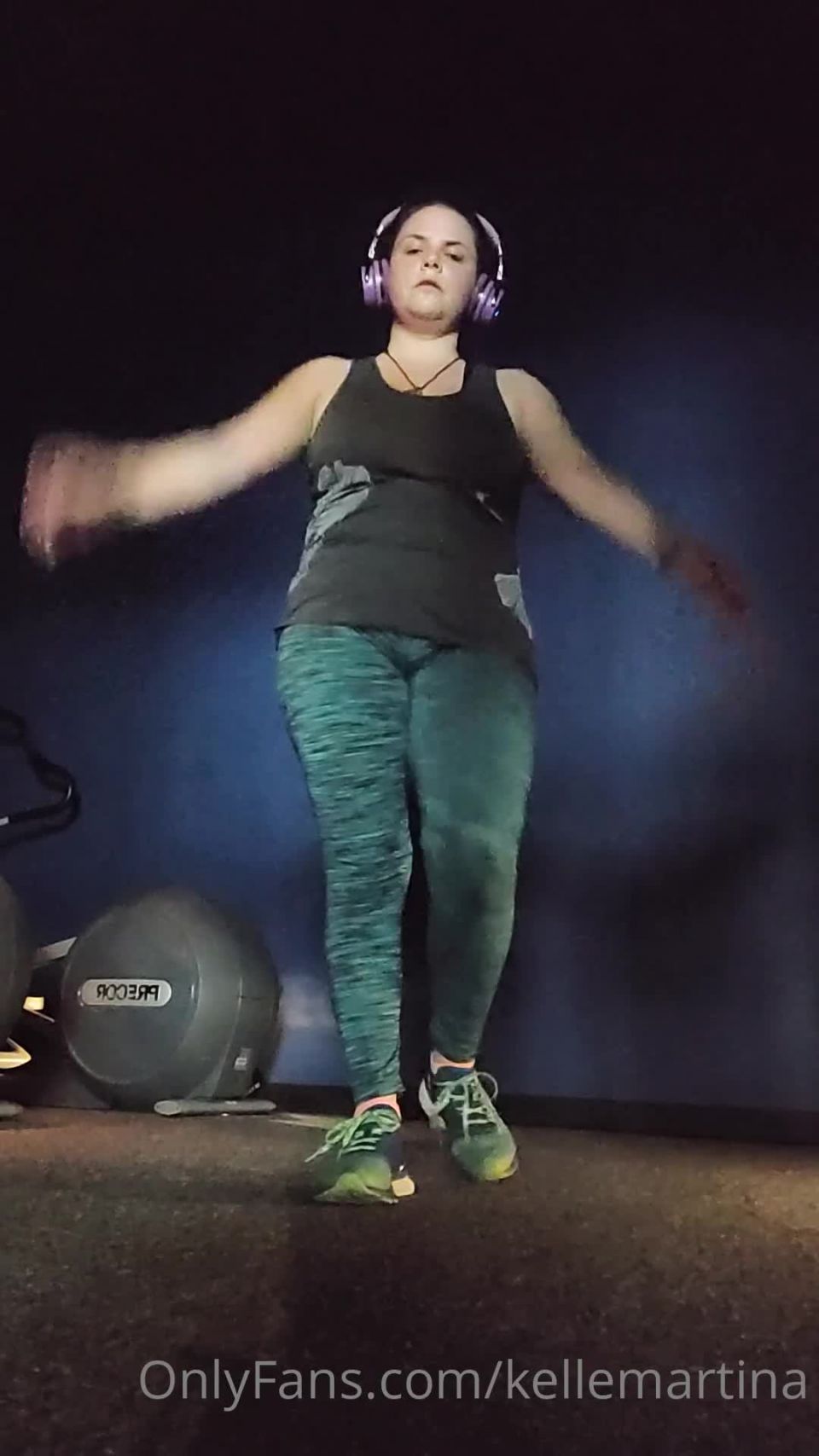 Kelle Martina Kellemartina - good morning from the gym i love the cardio theatre because its dark and no one is ever 14-12-2020