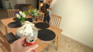 Video Cute Courier Girl Forgot Pizza But Found a Way To Avoid Getti...-1