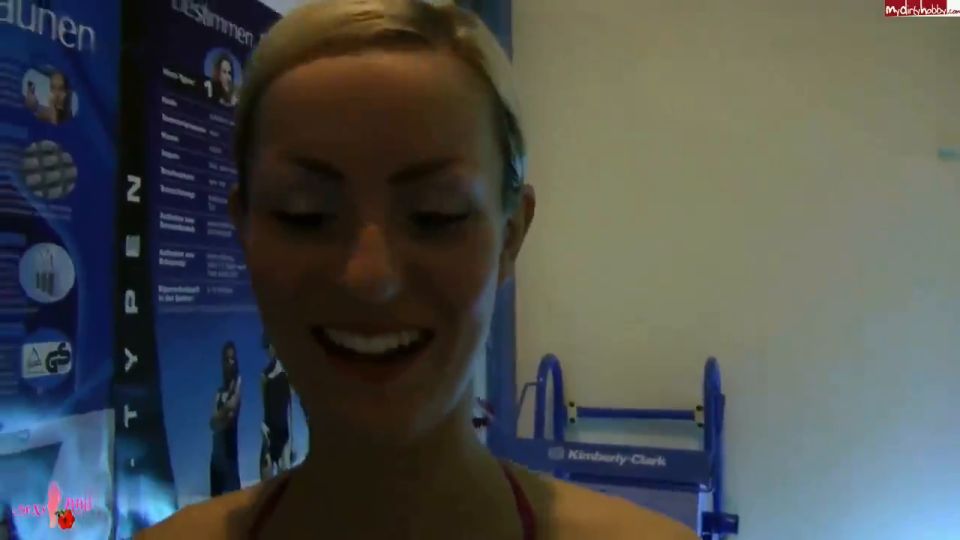 Amy Starr - HEMMUNGSLOSER FICK IM ÖFFENTLICHEN SCHWIMMBAD 720P - Amateur