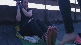 Porn online Ticklish girl – Tickle Nail – Rooftop tickling – toes and fingers as tools-7