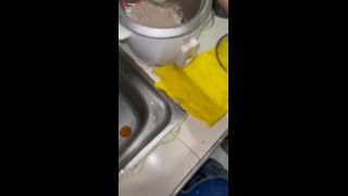 Llego a casa de mi suegra a cosinar y me masturbo a su lado y no me dice nada-0