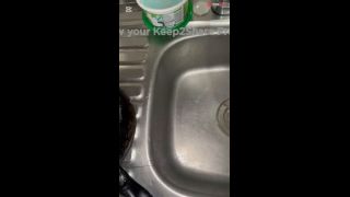 Llego a casa de mi suegra a cosinar y me masturbo a su lado y no me dice nada-6
