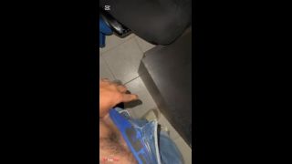 Llego a casa de mi suegra a cosinar y me masturbo a su lado y no me dice nada-7