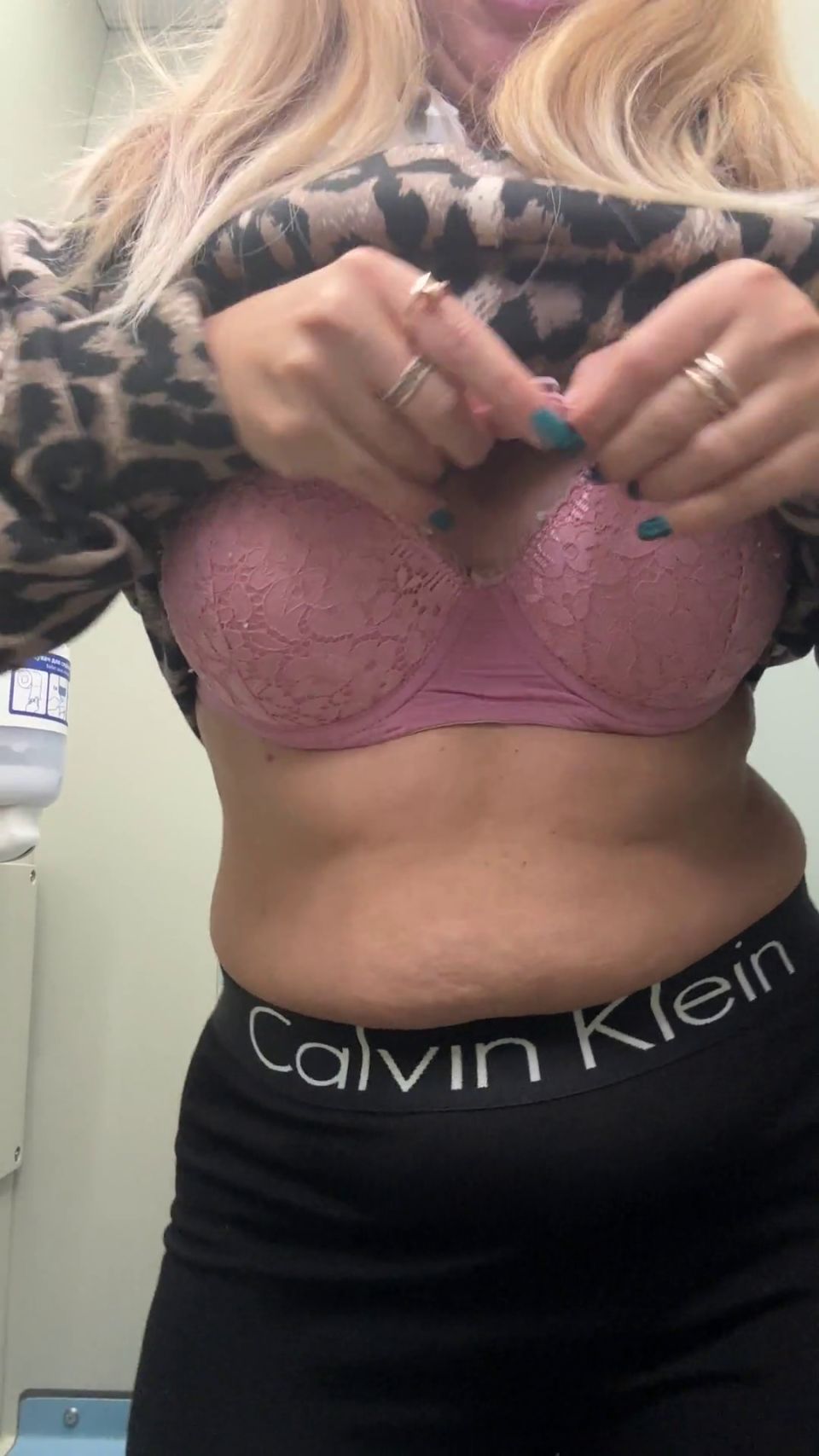My Dirty Hobby - Larisa Cum - Ich in engen leggings in einer öffentlichen toilette im zug spiele mit... - Mdh