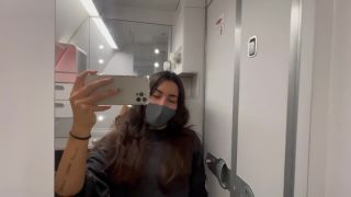 [Amateur] Imagínate tenerme como compañera en el avión - Masturbándome en el baño-1