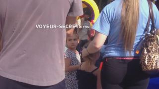 Milf s pink thong visible in public place Milf!-8