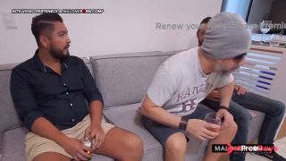 Llego a casa y los amigos de mi esposo me follan duro-1