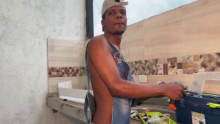 Video I Fuck The Black Cock Builder And Make Him Squirt On The Terr...-1