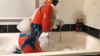 FetiliciousFans SiteRipPt 1Latex Bath Time-4