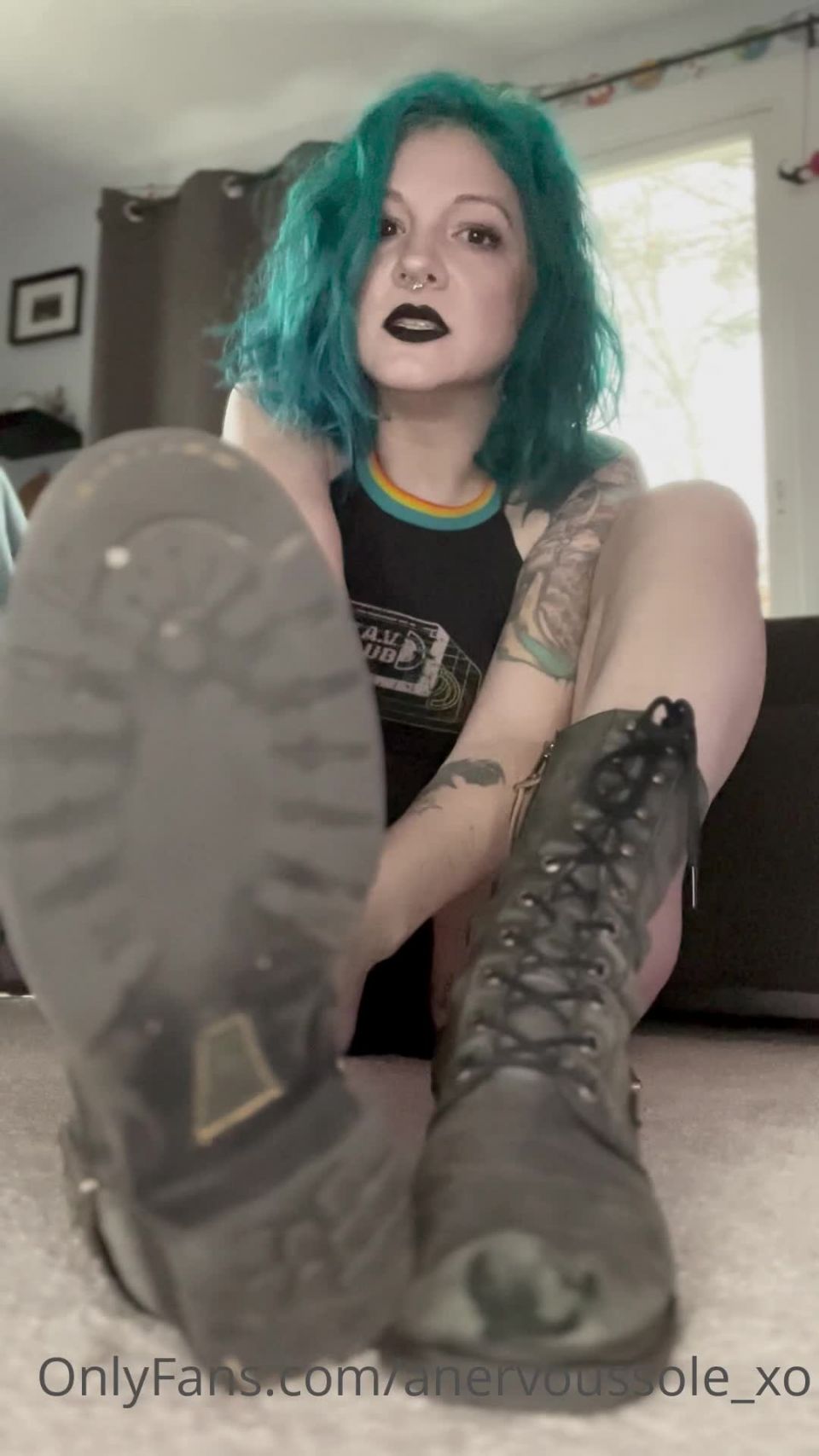 Goddess Amanda – Minutes of me cheerfully taking off my big old stinky smelly leather combat boots (Also,_79 (@anervoussole_xo) (03.01.2022) Foot!