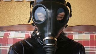 Sarka Israeli gas mask and in full latex-8