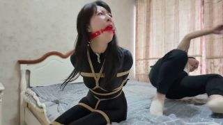 枫叶原创 完蛋！我把美女捆绑了？——剧本改动？成熟姐姐们的劫难 (Asian girl porn)-3