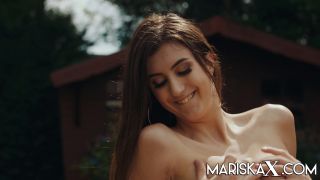 Lina Luxa: Passionate Garden Tryst with Her Boyfriend-8