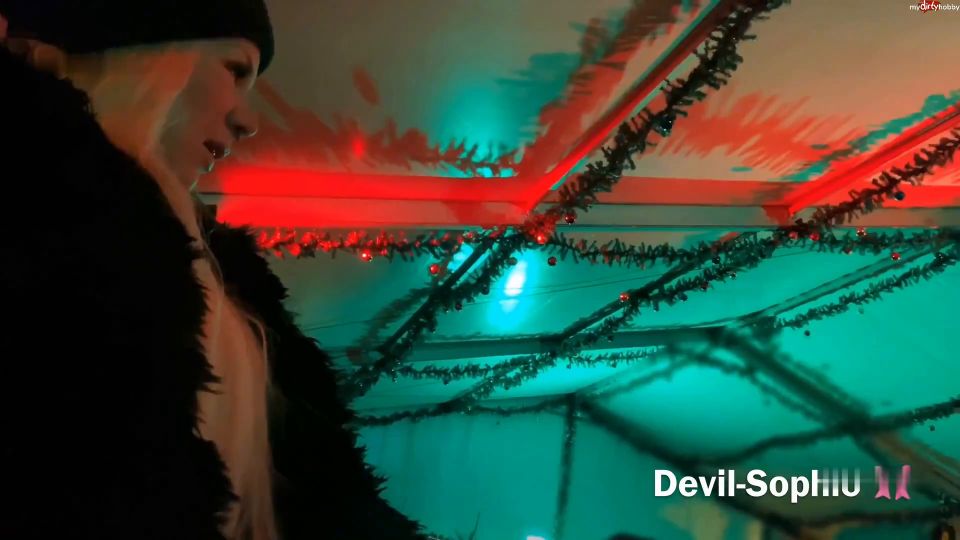 [K2S.CLUB] SteffiBlond - Public und versaut - So versaut pisst keiner auf dem Weihnachtsmarkt - FullHD 1080P