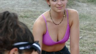 Voyeur zooms in on hippie girl s nice tits Voyeur!-2