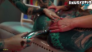 [K2S.CLUB] Anuskatzz - Geölte lesben teilen sich ein Metall Spielzeug - FullHD 1080P-8
